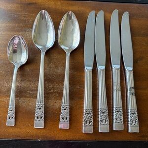 Oneida Community Silver Plate 4 Dinner knives, 2 Spoons 1 Relish Spoon